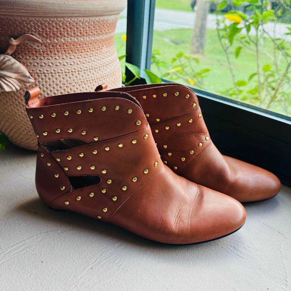 No. 704b Dana Cognac leather w/stud trim ankle boot booties size  37.5/US 7.5M